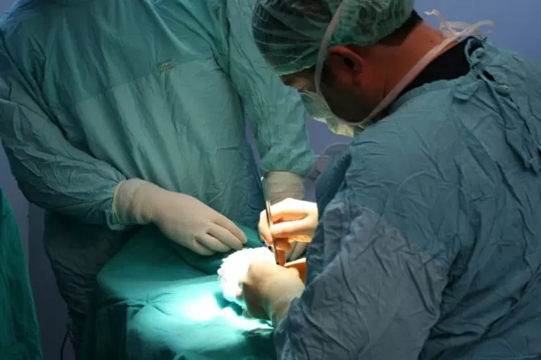 Dr Paolo Filippini in sala operatoria durante un intervento